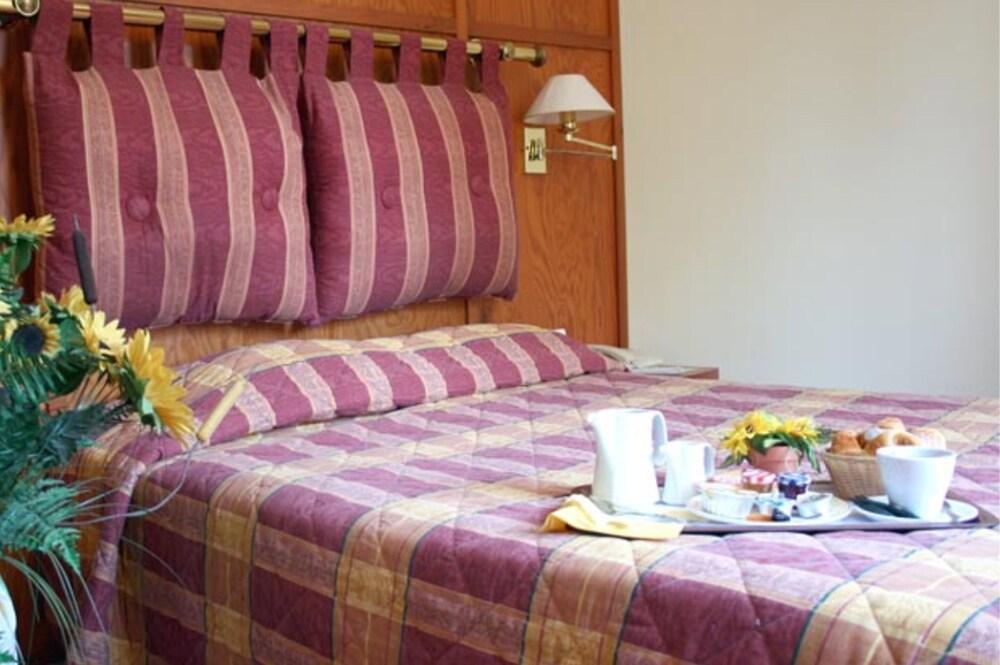 Les Colonnes Strasbourg Zenith Hotell Eckbolsheim Rum bild